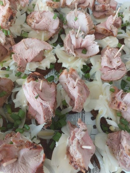 Grillitud seafilee krõbedase leivakese ja marineeritud sibulaga (23tk)