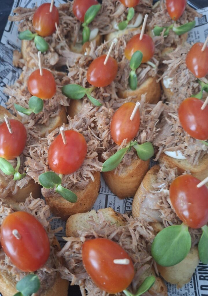 Baguette saiakesed rebitud sealiha, maitsekreemi ja kirsstomatiga (15tk)